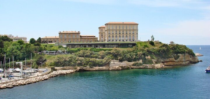 Le palais du Pharo domine l'entrée du Vieux-Port, Marseille, 8 mai 2014, © Annie Dalbéra, Wikimedia Commons, licence CC-BY 2.0