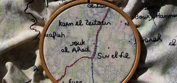 La matérialité de l'enquête : le vêtement usagé, une "matière à penser". Carte brodée, par l'auteure, sur une chute d'un rebut textile collecté sur le terrain.