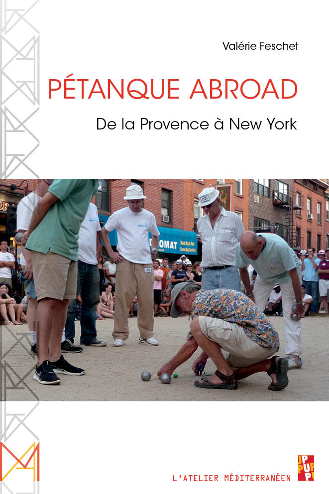 Couverture du livre représentant une scène de rue, avec au centre un groupe d'hommes jouant aux boules lors de la finale du concours de pétanque organisé à l'occasion de la fête du 14 juillet à Brooklyn-NewYork